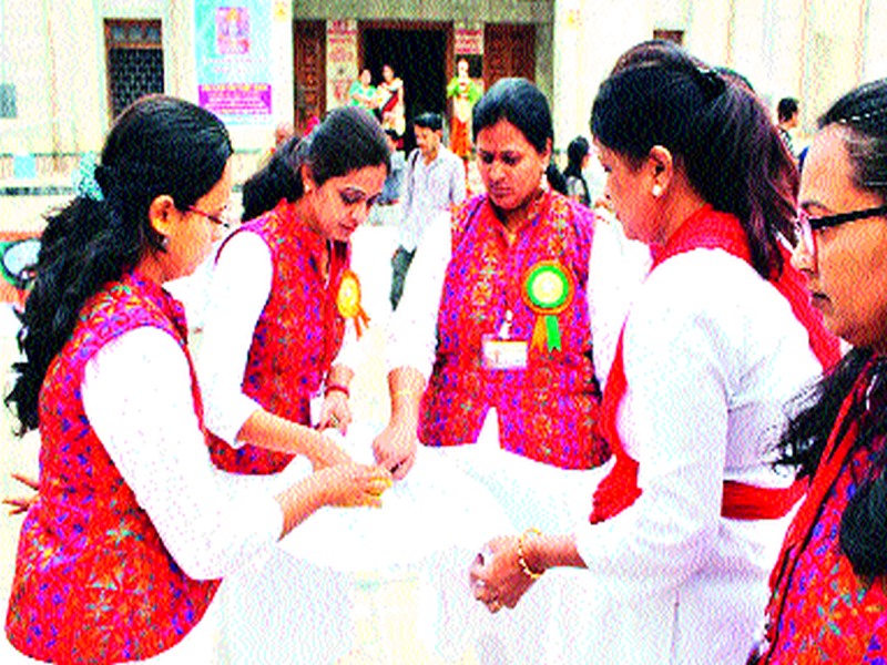  Nashik Women's Maharo-Bangali Department is trying to develop women's art | महिलांच्या कला विकासासाठी झटणारी  नाशिक महिला महारांगोळी विभाग