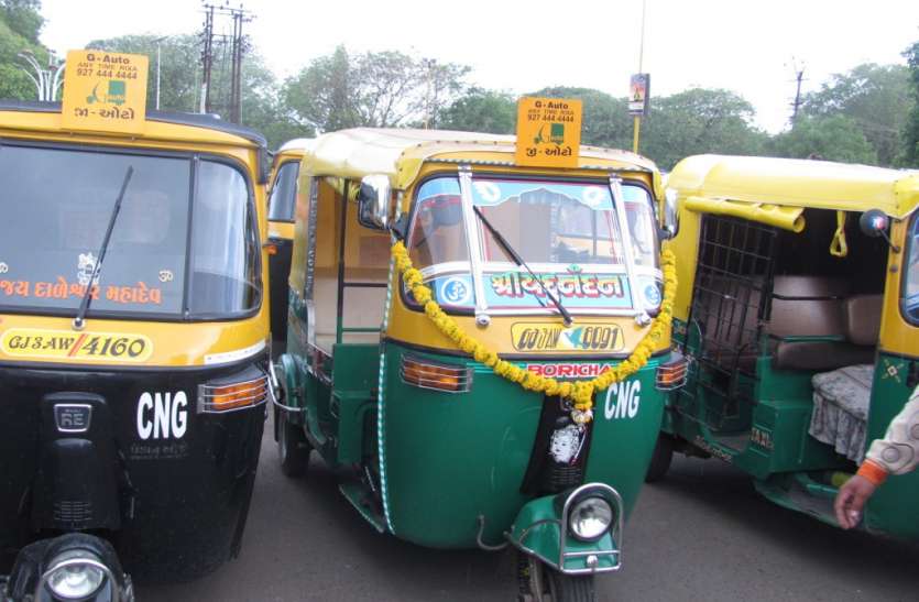  The rickshaw driver wallet the money back | रिक्षाचालकाने पैशांचे पाकीट केले परत