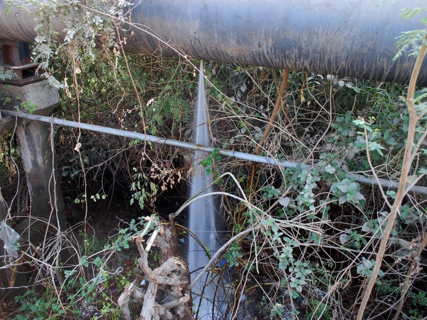 Leakage of MIDC water channel | एमआयडीसीच्या जलवाहिनीला गळती