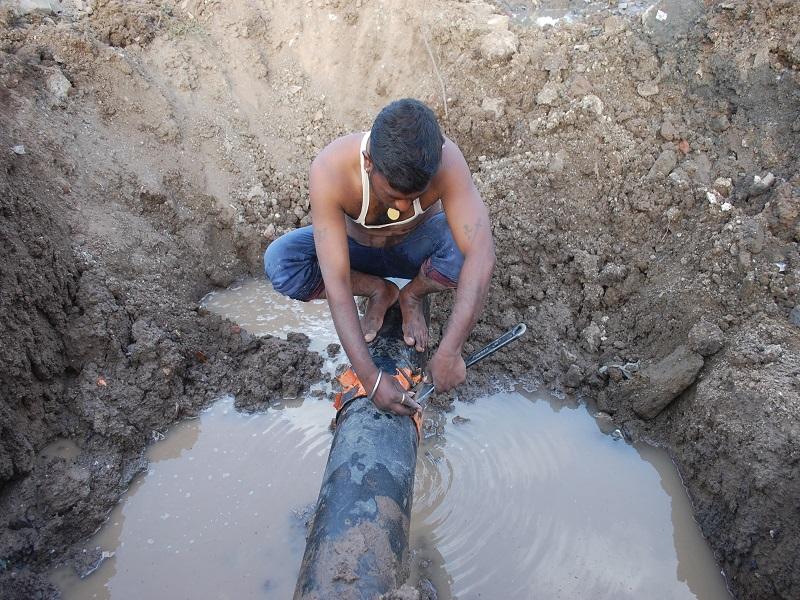 Finally, the work of repairing the water works started | अखेर जलवाहिनी दुरुस्तीचे काम सुरु