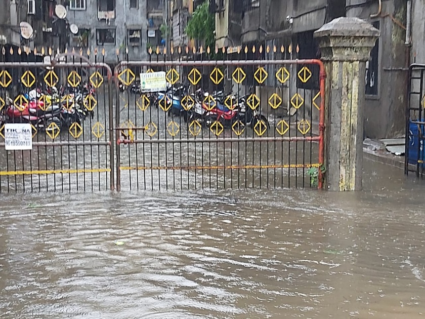 Tauktae Cyclone: Mira Bhayandar waterlogged due to cyclone Disrupted public life | Tauktae Cyclone : तौत्के चक्रीवादळाच्या तडाख्यामुळे मीरा-भाईंदर जलमय; जनजीवन विस्कळीत 