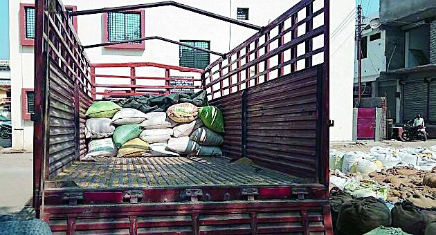 In Gadchiroli, the sale of rice was eradicated | गडचिरोलीत गोरगरिबांच्या तांदळाची विक्री करण्याचा डाव उधळला