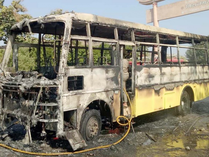  School buses fierce in Vita; Driver and women helpers escaped | विटा येथे स्कूल बसला भीषण आग; चालक व महिला मदतनीस बचावले