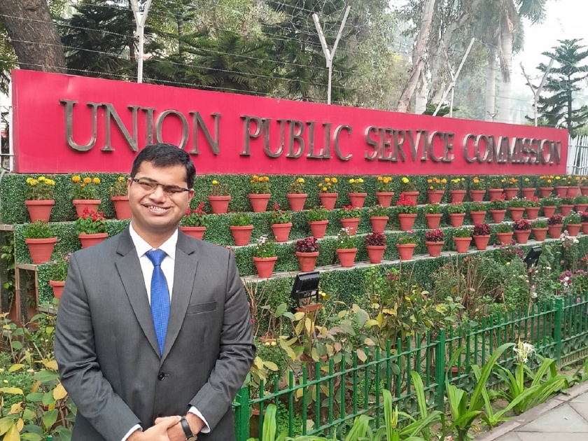 Aditya Anil Bamane of Uttur cleared the UPSC exam despite being visually impaired | Kolhapur: एका डोळ्याने अभ्यास...आदित्यने यूपीएससी परीक्षेत यश मिळवत पूर्ण केला स्वप्नांचा ध्यास