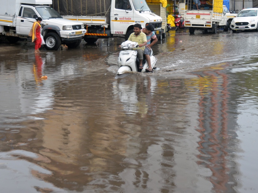Kolhapur: The water starts fluttering in the city, strong duration for one hour, life disorder | कोल्हापूर : शहरात पाणी तुंबायला सुरूवात, तासभर जोरदार वळीव, जनजीवन विस्कळीत