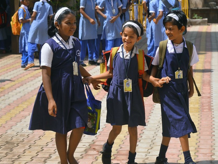 The first bell ranged in schools, the school premises of Kolhapur resounded again | शाळांमध्ये पहिली घंटा वाजली, कोल्हापूरातील शाळा परिसर पुन्हा गजबजला