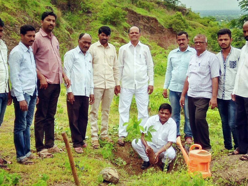 4000 seedlings transplantation, drip water in the field of Kilemalachandrandraad hill - Shivkumar Patil's initiative | किल्लेमच्छिंद्रगड डोंगरात पाच वर्षात ४ हजार रोपांची लावण, ठिबकने पाणी - शिवकुमार पाटील यांचा उपक्रम