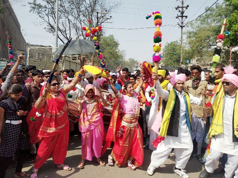 'Bhongriya' market rally with folk songs and Sagittarius | लोकगीतांसह बासरीचे गुंजले सूररोहिणी व सेंधवा येथे ‘भोंगऱ्या’ बाजार जल्लोषात
