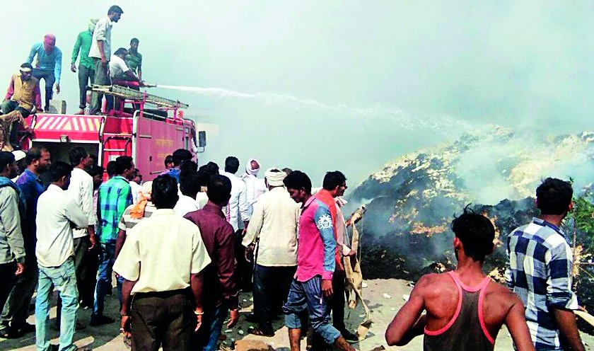 Mr. Balaji Jining fire at Daryapur | दर्यापूरच्या श्री बालाजी जिनिंगला आग