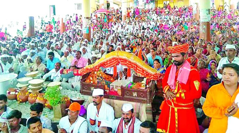 Dahihandi crowd in Kondanaypur | कौंडण्यपुरात दहीहंडीला गर्दी
