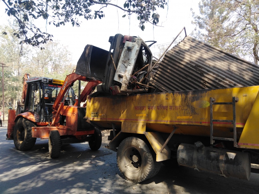 Municipal bulldozer over Satyar encroachment | साताऱ्यातील अतिक्रमणांवर पालिकेचा बुलडोजर