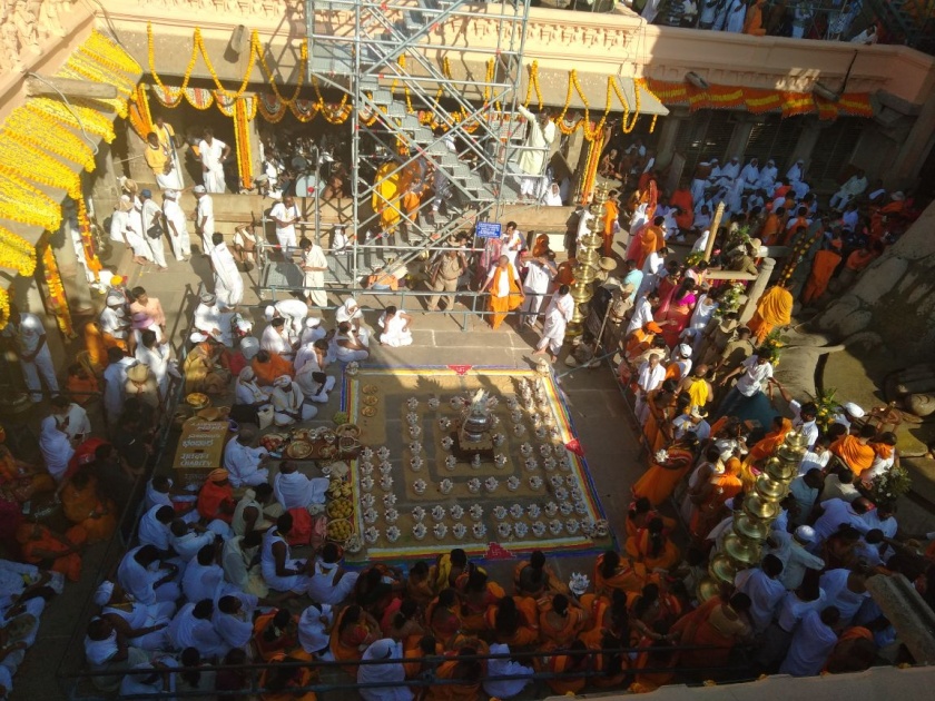 Jalabhishek on the image of Bahubali in Shravanbegalol, eagerness for the main ceremony | श्रवणबेळगोळ येथील बाहुबलीच्या मूर्तीवर जलाभिषेक, मुख्य सोहळ्यासाठी उत्सुकता