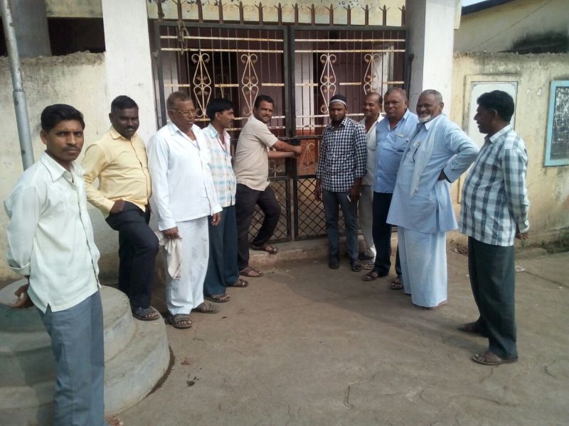 Locked up by the members of Korpawali Gram Panchayat | कोरपावली ग्रा.पं.कार्यालयास सदस्यांनी ठोकले कुलूप