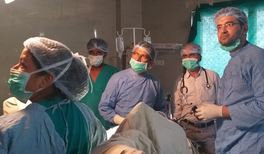 Successful surgical removal of the uterus through the telescope in the cage | केजमध्ये दुर्बिणीद्वारे गर्भाशय काढण्याची यशस्वी शस्त्रक्रिया