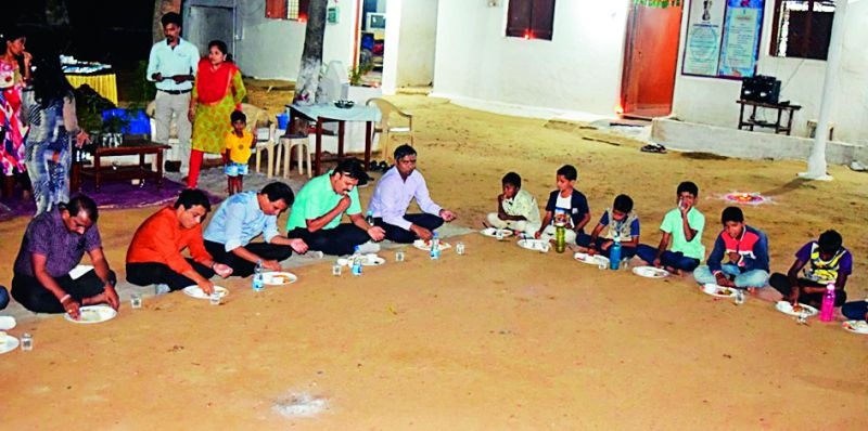 District Collector celebrates Diwali with children in the orphanage | अनाथाश्रमात मुलांसोबत जिल्हाधिकाऱ्यांनी केली दिवाळी साजरी