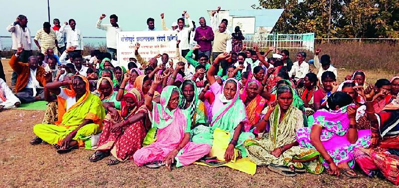 Demonstrations of project victims at Gosakhurd dam | गोसेखुर्द धरणावर प्रकल्पग्रस्तांची निदर्शने