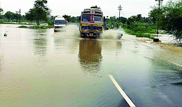 Dangerous journey of vehicles by water on the state road | राज्य मार्गावर पाण्यातून वाहनांचा धोकादायक प्रवास