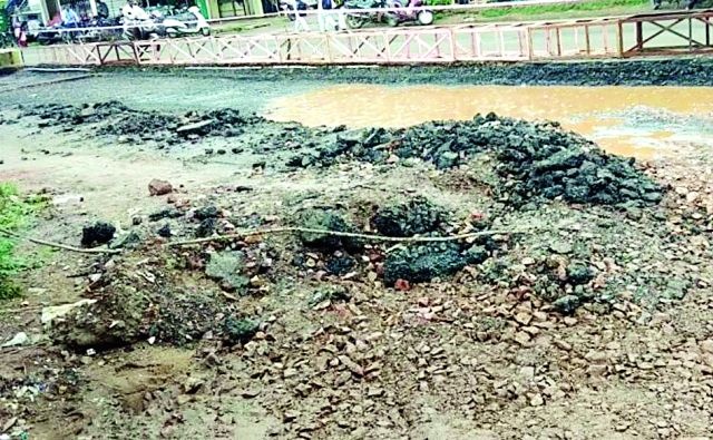 Major road construction services hit | रस्ता बांधकामाचा मुख्य सेवांना फटका