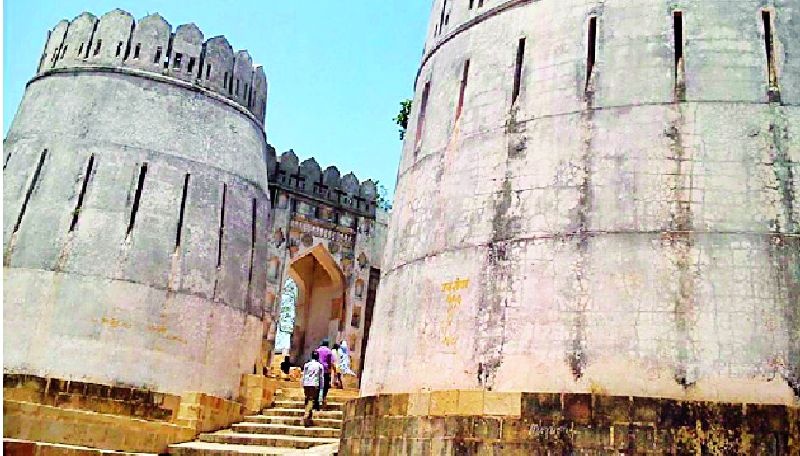 Tourists of Aamgad fort fell down to the stereo | आंबागड किल्ल्याची पर्यटकांना पडली भूरळ