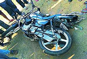 Fourchaki's two-wheeler hit, three injured | चारचाकीची दुचाकीला धडक, तीन जखमी