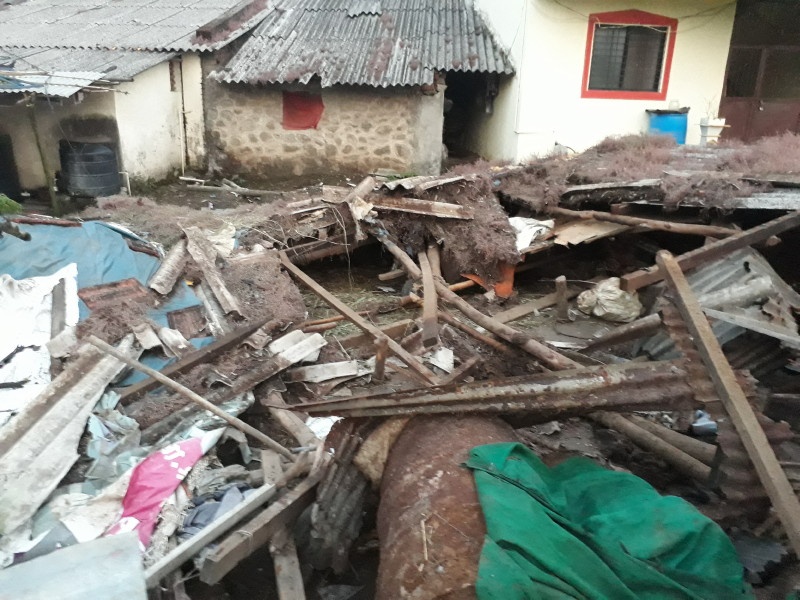 Rain fall; The cattle collapses in Rawde village, 3 cattle have been injured | परतीच्या पावसाचा धुडगूस; रावडे गावात गोठा कोसळला, ३ गुरे जखमी