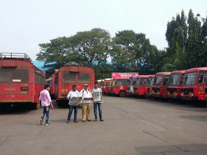 ST bus service in Chhipunya jam | चिपळुणात एस.टी.बसची सेवा ठप्प