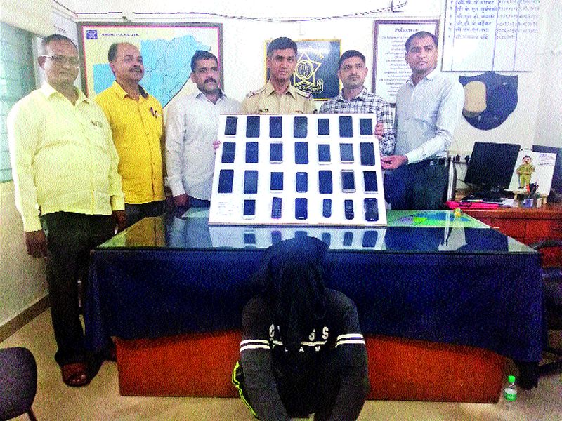 Three lakhs of stolen mobile seized | चोरीचे तीन लाखांचे मोबाइल जप्त
