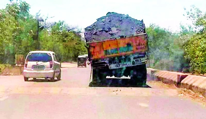 Overload transport from coal truck without tadpattri | ताडपत्री न बांधता कोळशाची ट्रकमधून ओव्हरलोड वाहतूक