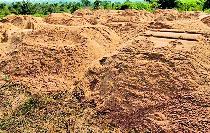 The auction of stolen sand from Gondpipri stalled | गोंडपिपरीतील चोरीच्या रेतीचा लिलाव रखडला