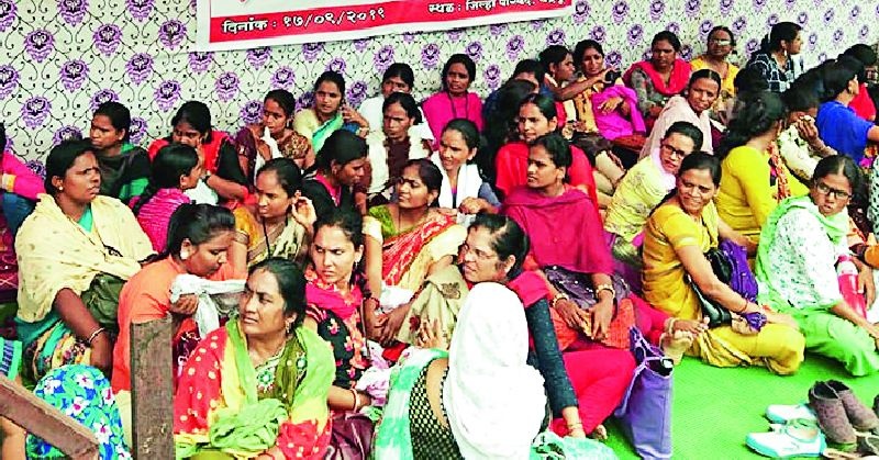 Movement of health workers in front of Zilla Parishad | आरोग्य कर्मचाऱ्यांचे जिल्हा परिषदसमोर ठिय्या आंदोलन