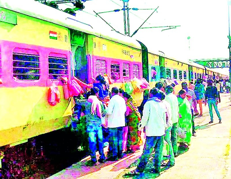 These are the reserved coaches of the train, Kali-Pili full of combos! | हे रेल्वेचे आरक्षित डबे आहेत की, कोंबून भरलेली काली-पिली!