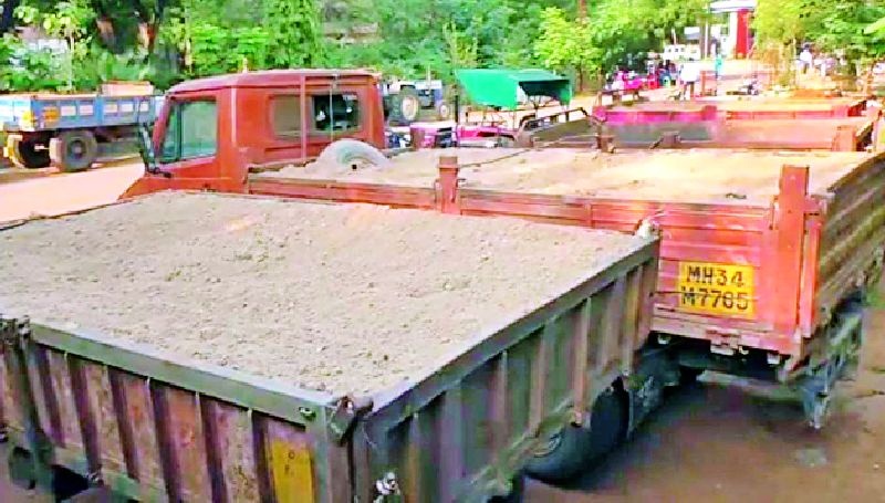Six tractors seized in the sand excavation case | रेती उत्खनन प्रकरणी दोन हॉयवासह सहा ट्रॅक्टर जप्त