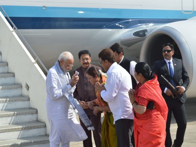 Prime Minister welcomes books by writing books of Bahinabai instead of floral wreath | पुष्पगुच्छा ऐवजी बहिणाबाईच्या कवितांचे पुस्तके देऊन पंतप्रधानांचे स्वागत