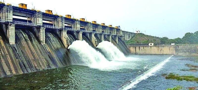 Discharge of 300 cusecs of water for irrigation through two valves of Katepurna dam | काटेपूर्णा धरणाच्या दोन व्हॉल्व्हमधून सिंचनासाठी ३00 क्युसेक पाण्याचा विसर्ग