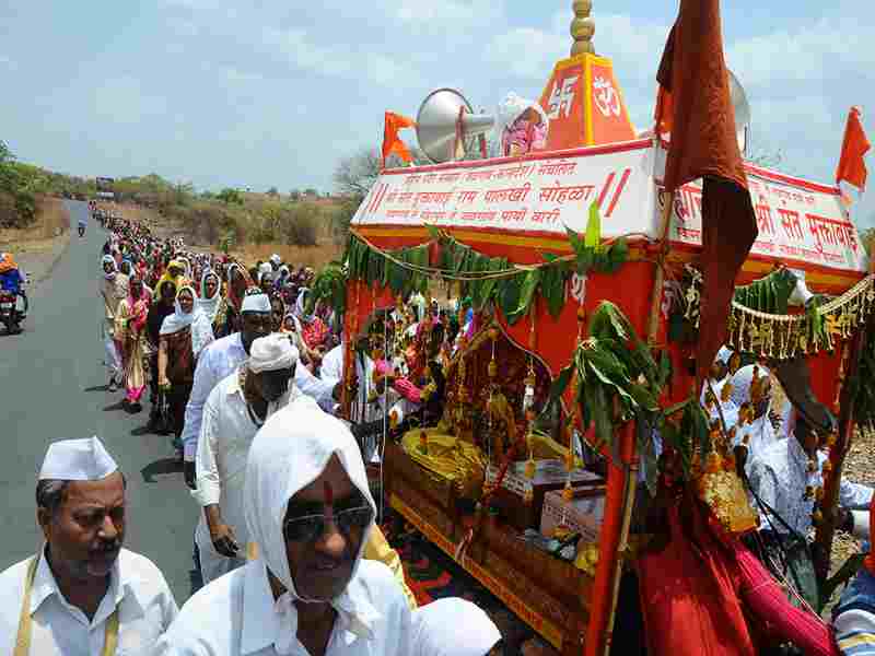 Saints Muktabai-Ram Palkhii Vitthal Namah's departure in Gajra | संत मुक्ताबाई -राम पालखीचे विठ्ठल नामाच्या गजरात प्रस्थान