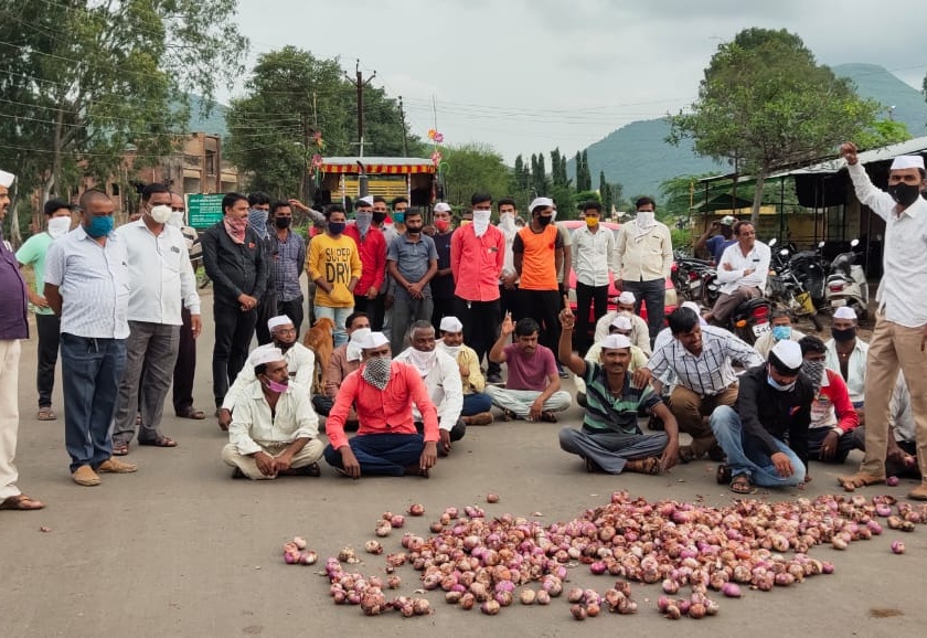 Rasta Rocco agitation of farmers in Dangsaudane | डांगसौदाणेत शेतकऱ्यांचे रास्ता रोको आंदोलन