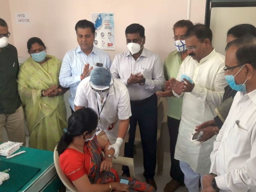 Corona vaccination campaign finally launched in Dhule | धुळ्यात कोरोना लसीकरणाच्या मोहिमेचा अखेर शुभारंभ