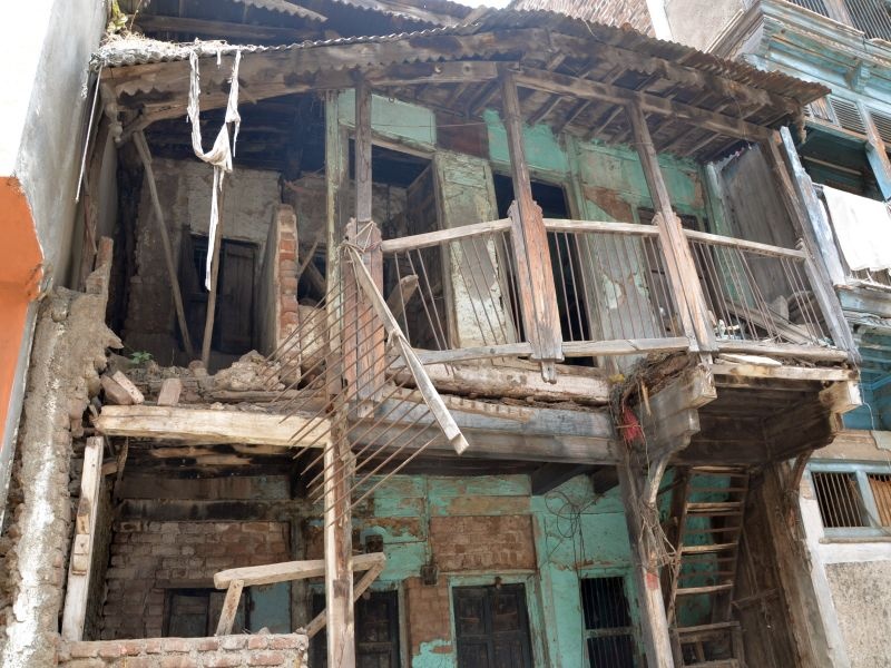 Overcrowded 105 buildings in Dhule | धुळयातील १०५ धोकादायक इमारती दुर्लक्षित
