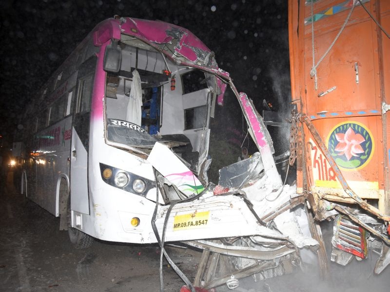 Private bus rammed into Dhunyanaganj | धुळ्यानजिक खाजगी बस ट्रकवर धडकली