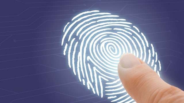Cheat making rubber stamp of fingerprint | बोटांच्या ठशाचा रबरी स्टॅम्प बनवत फसवणूक