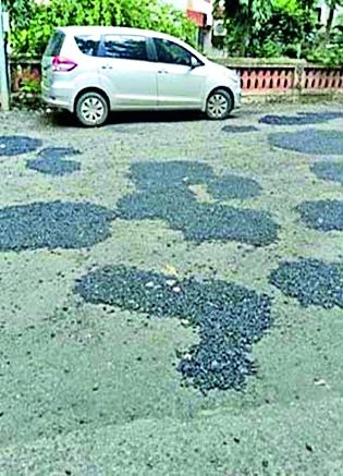 1300 kms of road potholes | १३०० किमीचे रस्ते खड्ड्यात