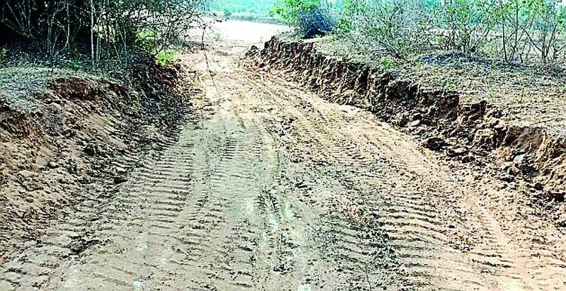 Illegal smuggling of sand from legal ghats | वैध घाटातून अवैधपणे रेतीची तस्करी
