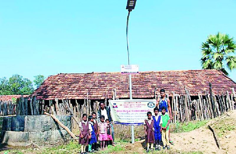 Solar lamps started in 22 villages | २२ गावांमध्ये लागले सौरदिवे