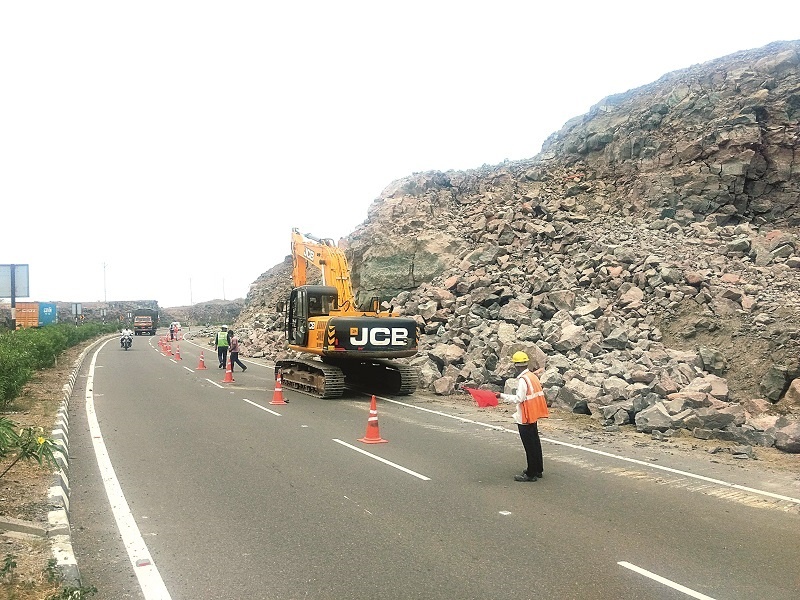 On the Pune-Nashik highway, the work of removal of dangerous stones started | पुणे-नाशिक महामार्गावर धोकादायक दगड काढण्याचे काम सुरू