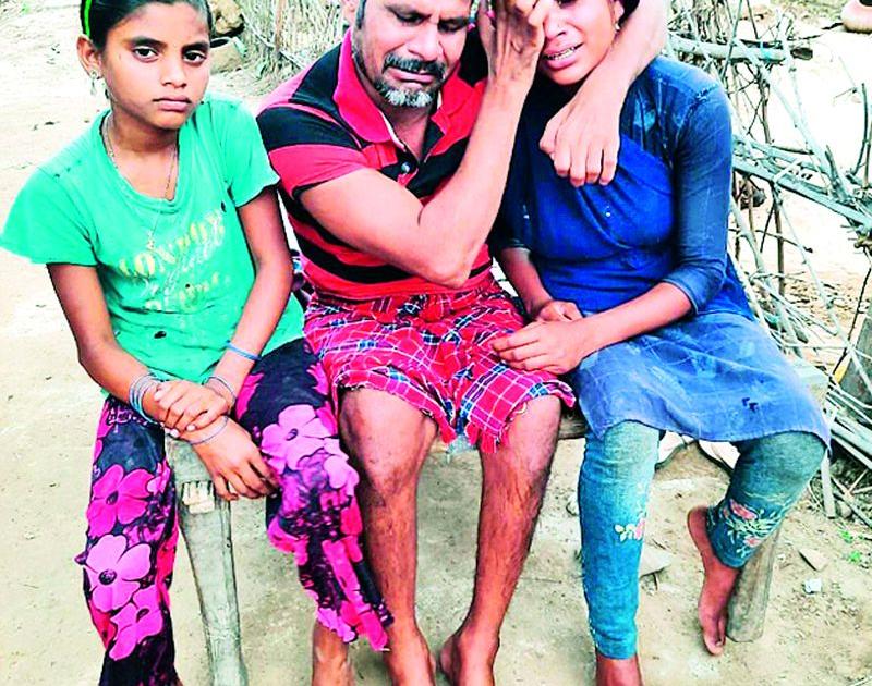 The Collector came to the rescue of the Mohare family | मोहारे कुटुंबावरील संकटाला धावून आले जिल्हाधिकारी