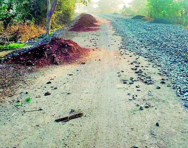 Shanda-road arjuni road becomes Khaddepur | शेंडा-सडक अर्जुनी मार्ग झाला खड्डेपूर