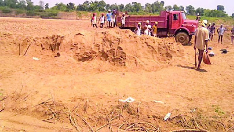 Illegal smuggling of sand from seven sand ghats continues | सात रेती घाटांवरुन रेतीची अवैध तस्करी सुरूच