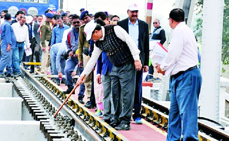 Railway General Manager Banerjee inspects the train station | रेल्वे महाव्यवस्थापक बॅनर्जी यांनी केली रेल्वे स्थानकाची पाहणी