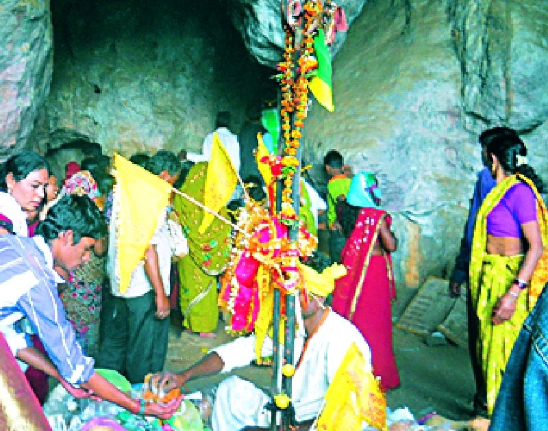 Launch of Kachargad Yatra to Devigad worship | देवीगड पूजनाने कचारगड यात्रेला प्रारंभ