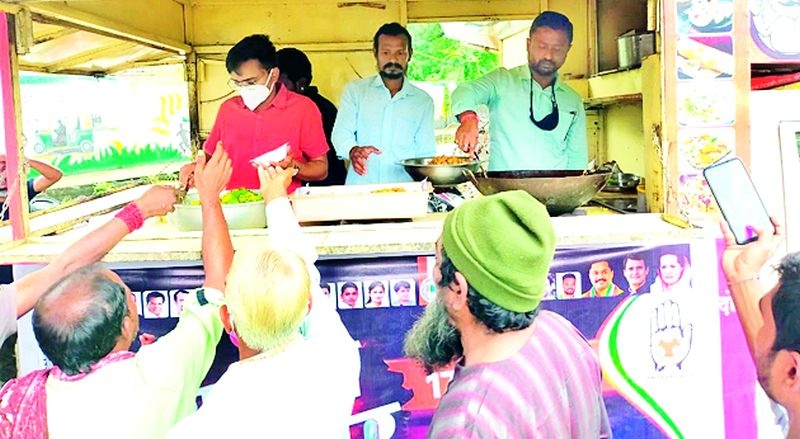Unemployment day celebrated by selling bhaje, samosas, pakodas | भजे, समोसे, पकोडे विकून साजरा केला बेरोजगार दिवस